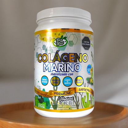 Envase de colágeno marino hidrolizado premium con vitaminas y sabor piña colada sobre base de madera