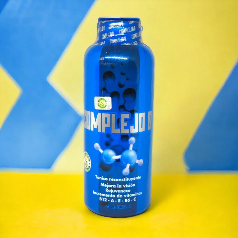 Botella azul de suplemento Complejo B con vitaminas B12, A, E, B6, C sobre fondo amarillo y azul