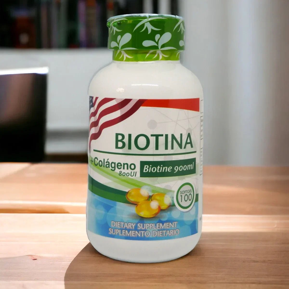 Botella de suplemento dietético de biotina y colágeno con cápsulas softgel sobre mesa de madera
