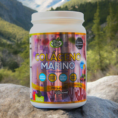 Envase de colágeno marino premium con vitaminas sobre una roca en un paisaje natural montañoso