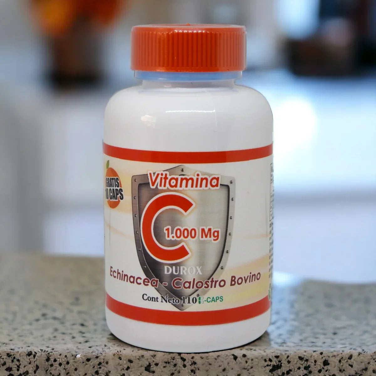 Botella blanca de vitamina C 1000 mg con echinacea y calostro bovino sobre mesa