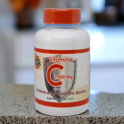 Botella blanca de vitamina C 1000 mg con echinacea y calostro bovino sobre mesa