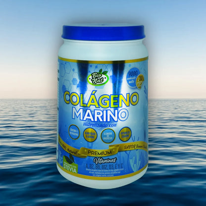 Envase de colágeno marino premium hidroilizado con vitaminas y sabor banana vainilla sobre fondo marino